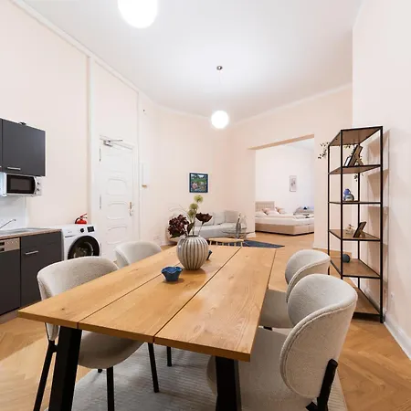 Jomi - Privates Beim Ku'damm * Berlin